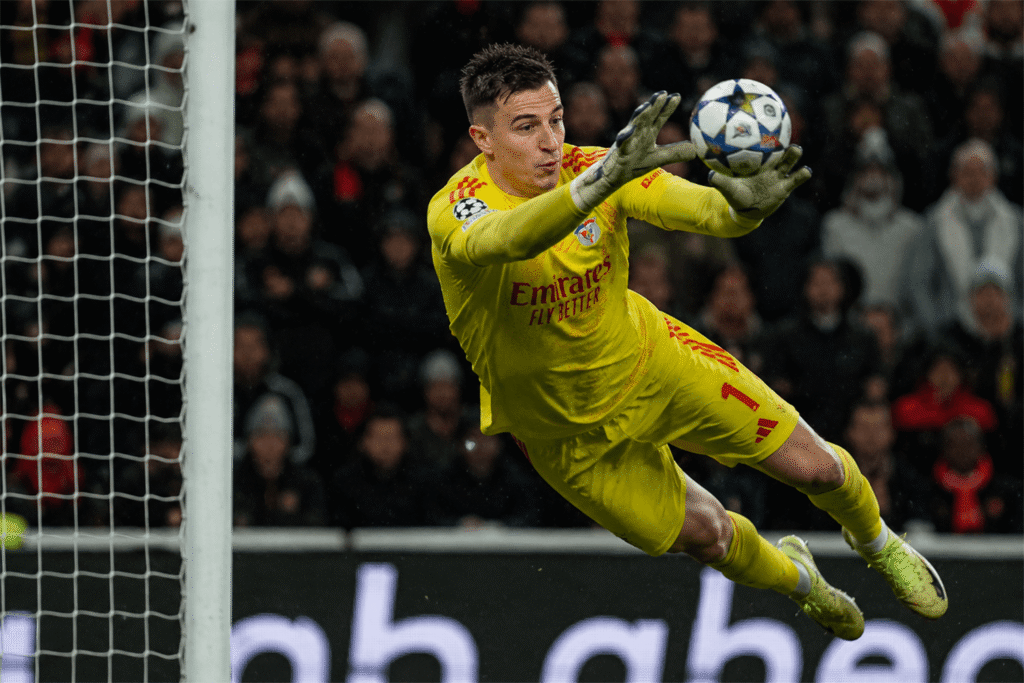 Anatoliy Trubin, among the best young goalkeepers in football 2026, organizing his defense during a match for Monaco.