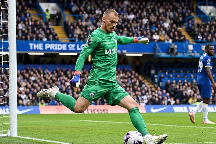 Filip Jørgensen goalkeeper in action, representing Strasbourg on loan from Chelsea in 2026
