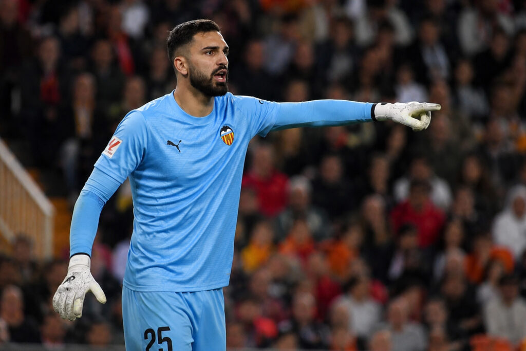 Giorgi Mamardashvili, one of the best young goalkeepers in football 2026, directing Valencia's defense during a La Liga match.