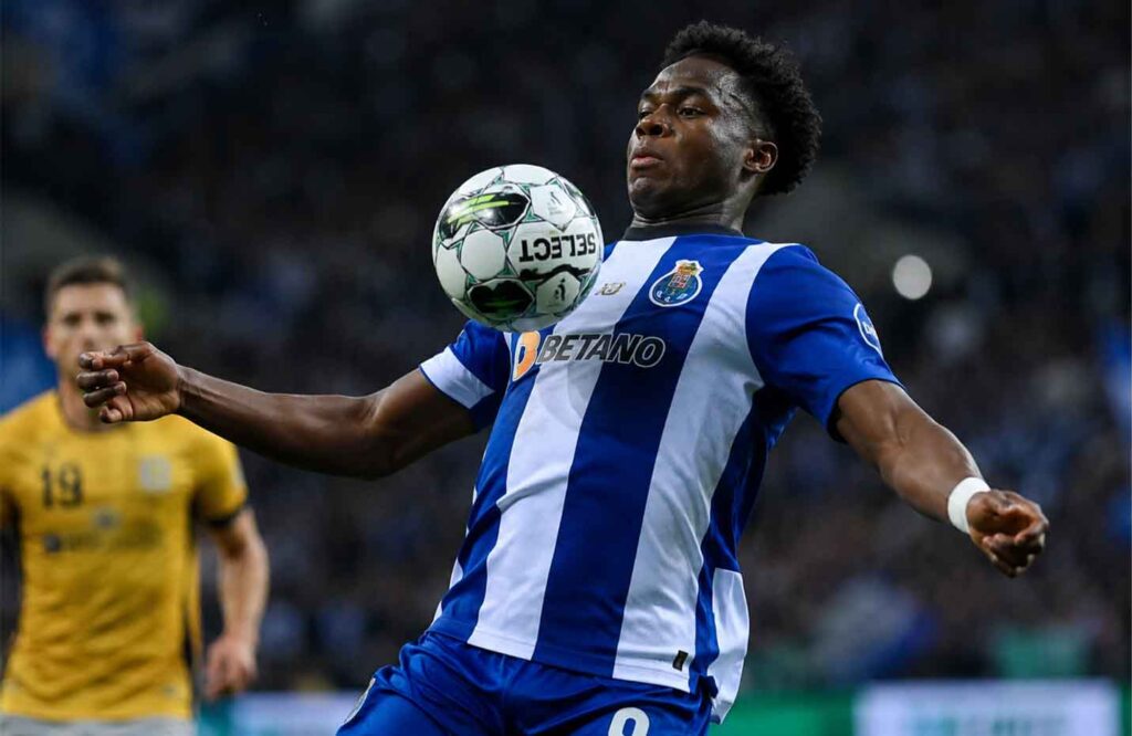 Samu Aghehowa controls the ball on his chest for FC Porto, among the top young strikers in football