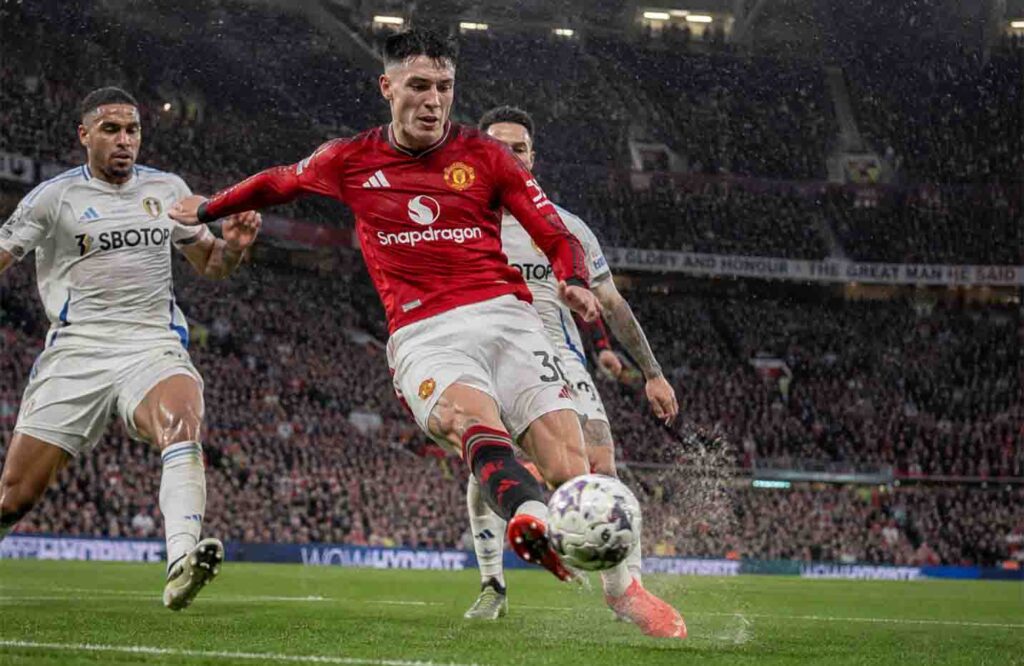 Benjamin Šeško drives forward for Manchester United against Leeds United, among the best young strikers in football 2026