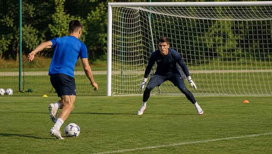 Best goalkeeper training drills for one vs one saves and angle closing