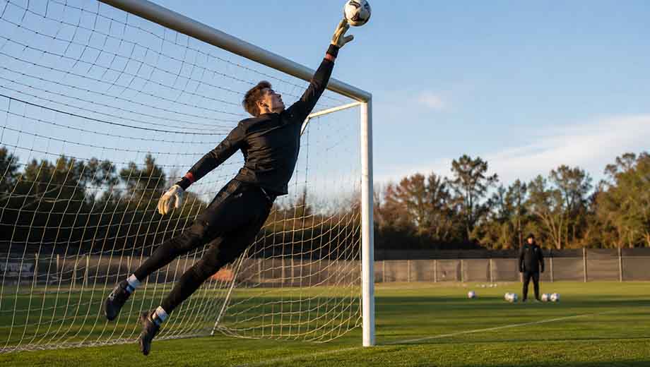 Best goalkeeper training drills for tipping shots over the crossbar