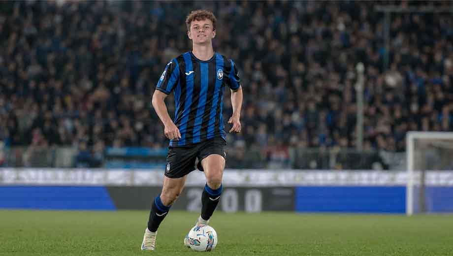Giorgio Scalvini carrying the ball forward for Atalanta as an upcoming defender in 2026