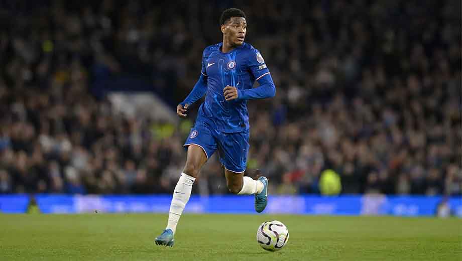 Josh Acheampong sprinting with the ball for Chelsea as an upcoming defender in 2026