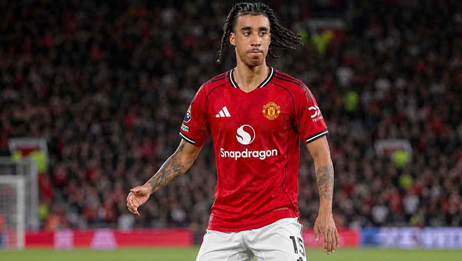 Leny Yoro playing for Manchester United as an upcoming defender in 2026
