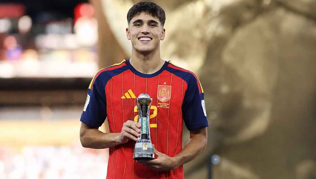 Pau Cubarsí biography featured image showing the Barcelona defender holding a Spain youth football trophy