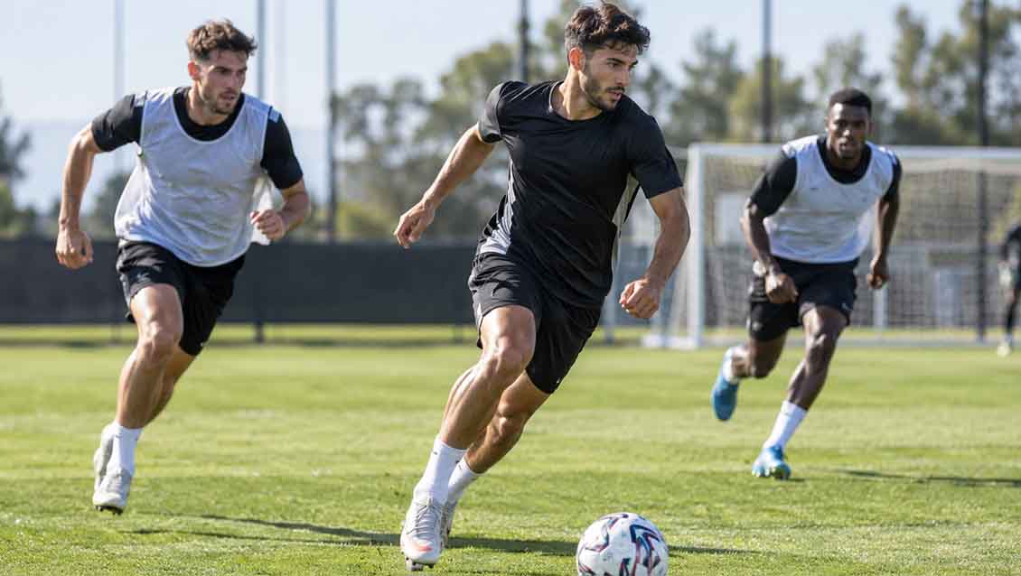 Yüksek tempolu maç simülasyonunda depar atan futbolcu