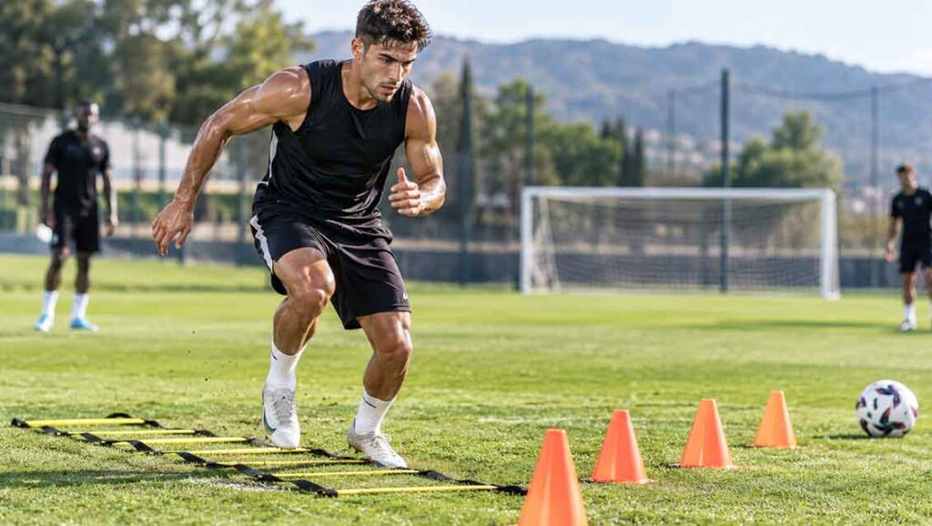 Hız ve çabukluk antrenmanı yapan futbolcu merdiven ve koni çalışmaları